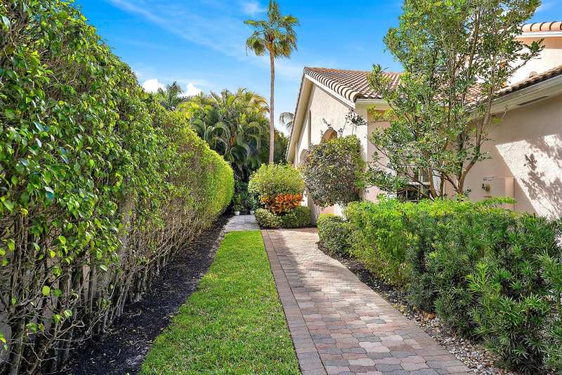 8110 Sandpiper Way, West Palm Beach FL 33412