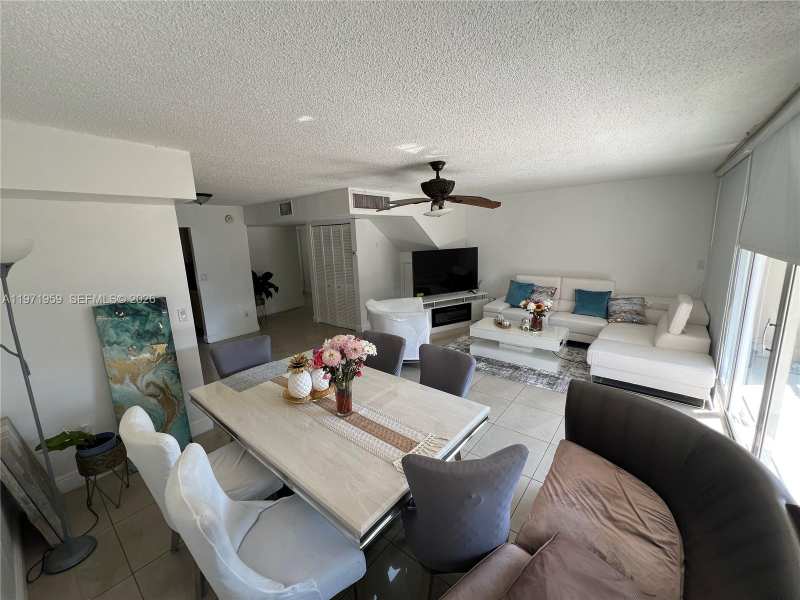 9240 Fontainebleau Blvd # 207, Miami FL 33172