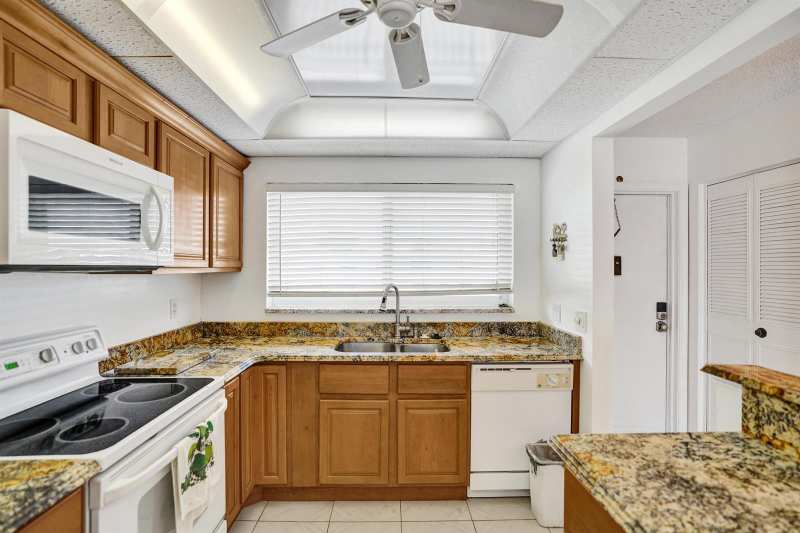 2012 S Federal Highway # 404, Boynton Beach FL 33435