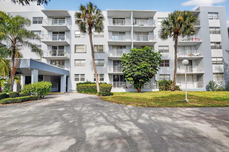 470 Executive Center Drive # 4j, West Palm Beach FL 33401