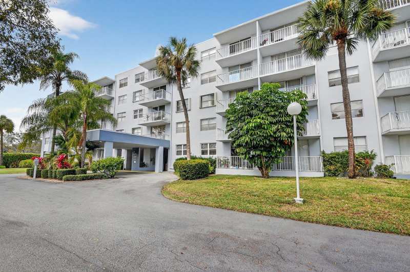 470 Executive Center Drive # 4j, West Palm Beach FL 33401