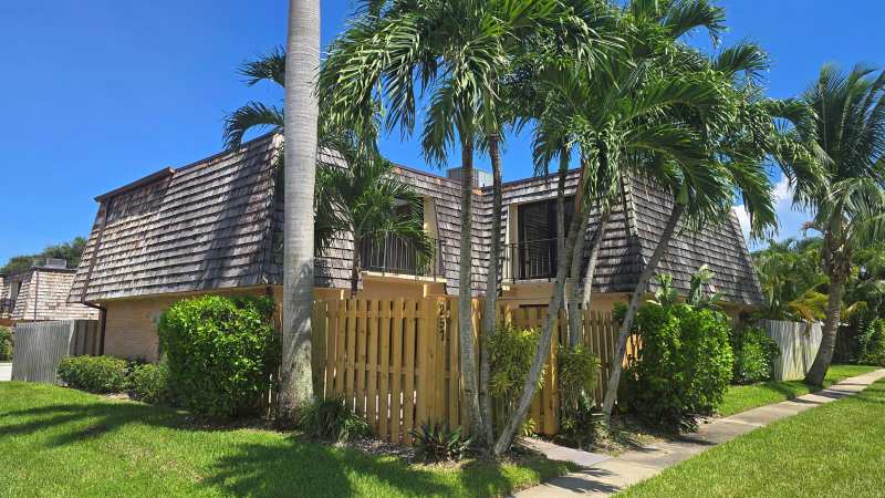 257 Lake Arbor Drive, Palm Springs FL 33461