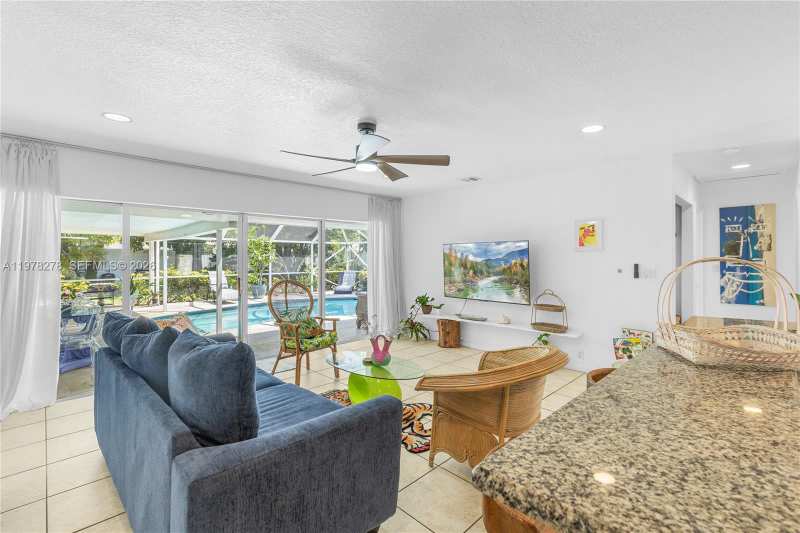 809 SE 14th Dr, Deerfield Beach FL 33441