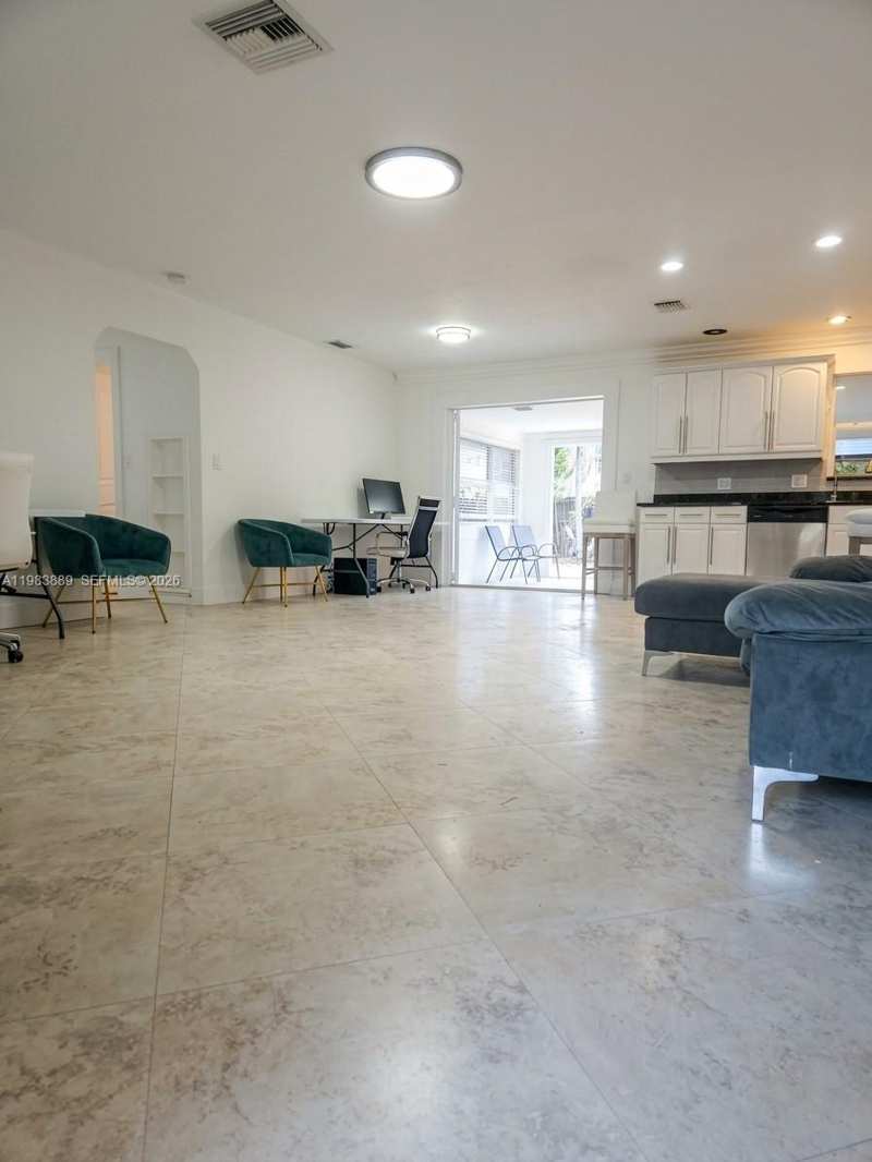804 NE 2nd St, Hallandale Beach FL 33009