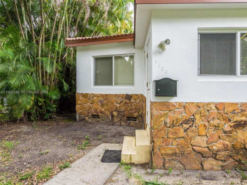 6300 NW 41st St, Virginia Gardens FL 33166