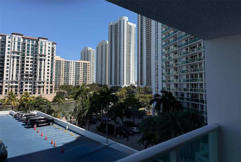 100 Bayview Dr # 528, Sunny Isles Beach FL 33160
