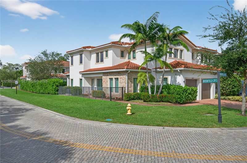 5999 E Brookfield Cir E, Hollywood FL 33312