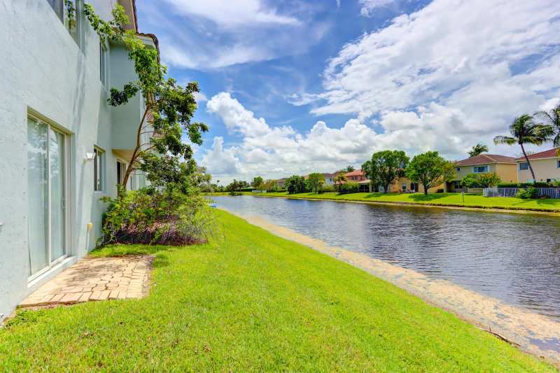 3061 Laurel Ridge Circle, Riviera Beach FL 33404