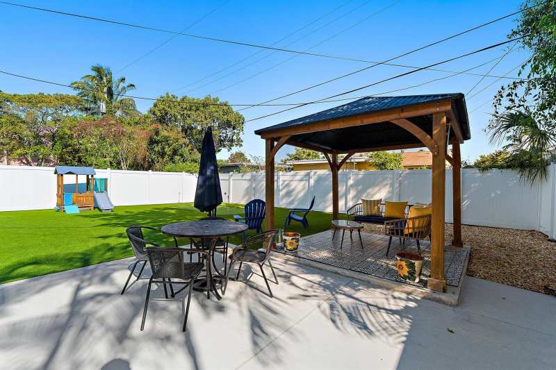 423 Avenida Alegre, West Palm Beach FL 33405