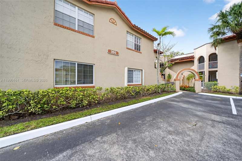 365 SW 86th Ave # 201, Pembroke Pines FL 33025