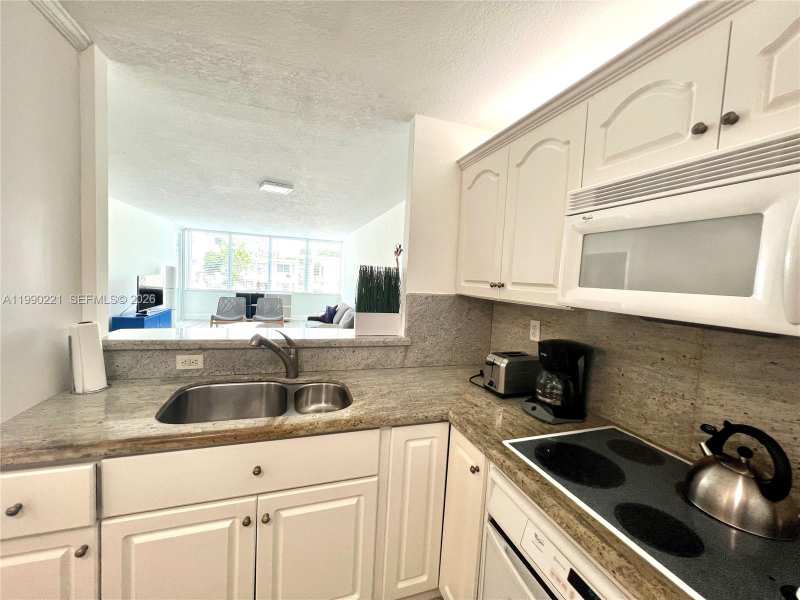 8233 Harding Ave # 204, Miami Beach FL 33141