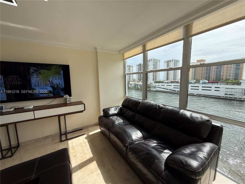 1000 Parkview Dr # 720, Hallandale Beach FL 33009