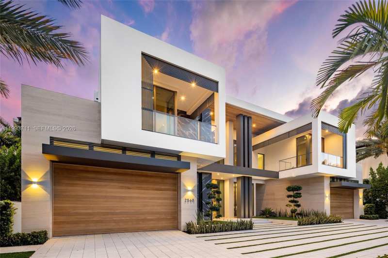 2560 Del Lago Dr, Fort Lauderdale FL 33316