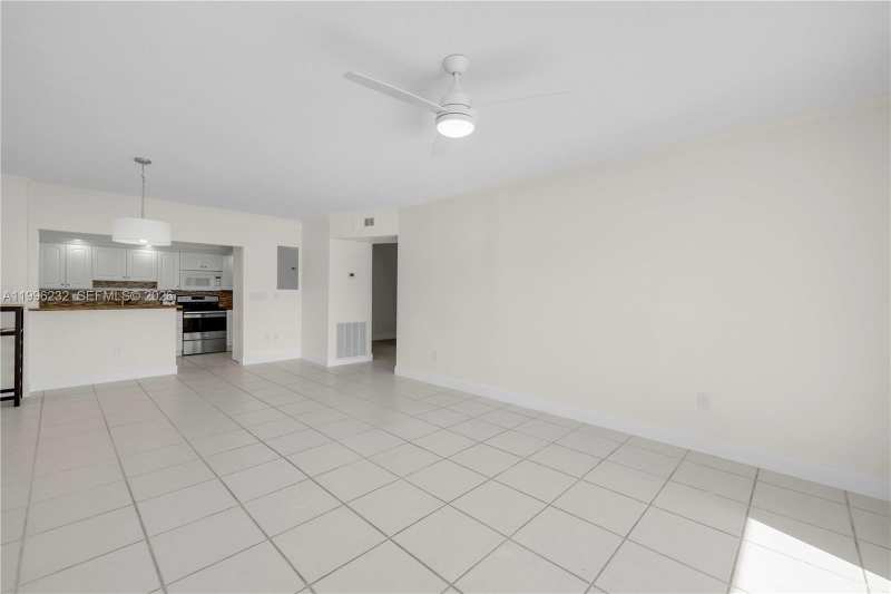 462 Golden Isles Dr # 210, Hallandale Beach FL 33009