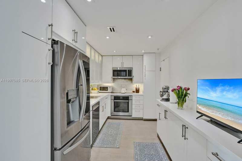 90 Edgewater Dr # 625, Coral Gables FL 33133