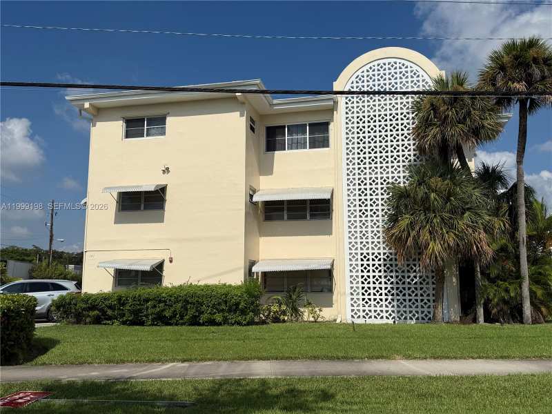 141 NE 10th Ave # 17B, Hallandale Beach FL 33009