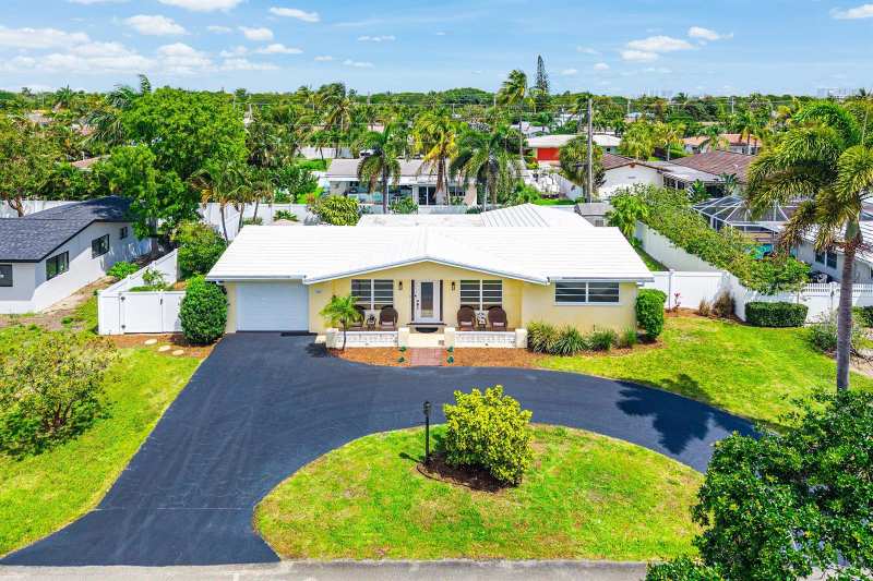 2741 NE 52nd Street, Lighthouse Point FL 33064