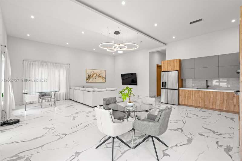 635 SW 9th St, Hallandale Beach FL 33009