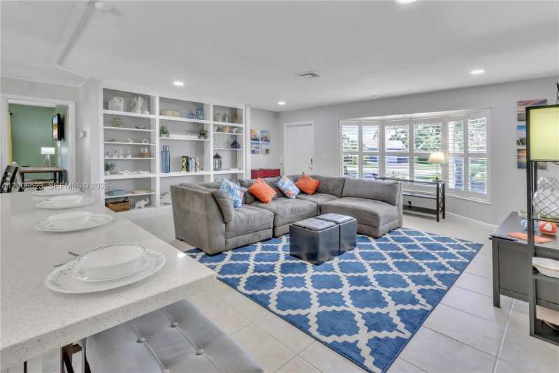 222 SE 11th Ct, Deerfield Beach FL 33441