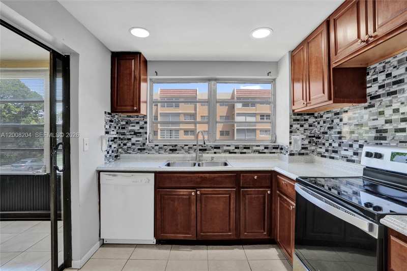 2201 NW 41st Ave # 208, Lauderhill FL 33313