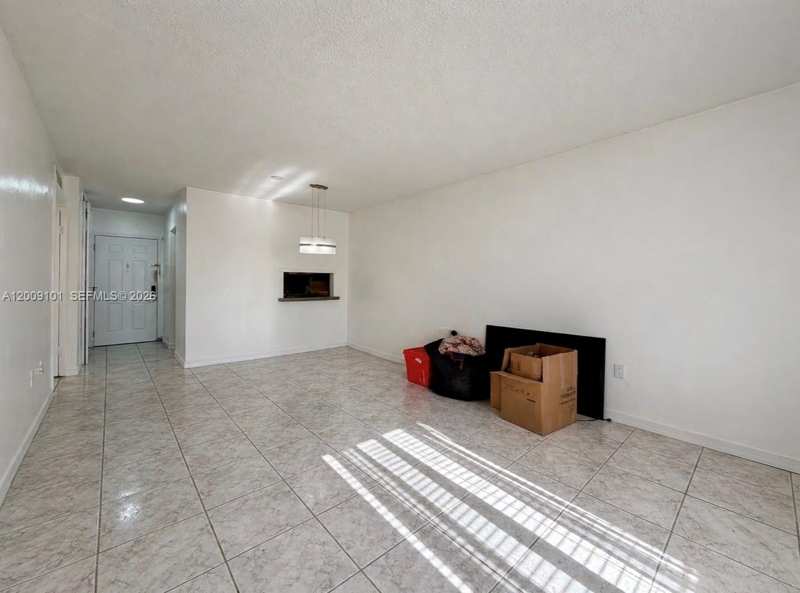160 Royal Palm Rd # 214, Hialeah Gardens FL 33016