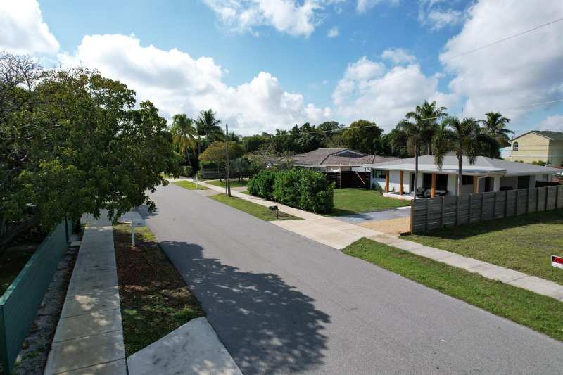 910 SE 3rd Avenue, Delray Beach FL 33483