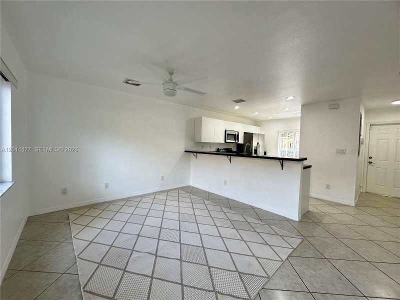 324 NE 3rd St # D, Hallandale Beach FL 33009