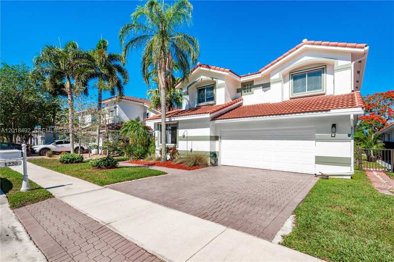 1220 W Bel Aire Dr W, Pembroke Pines FL 33027