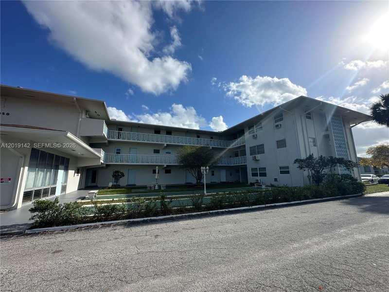 1050 E Sample Rd # 208, Pompano Beach FL 33064