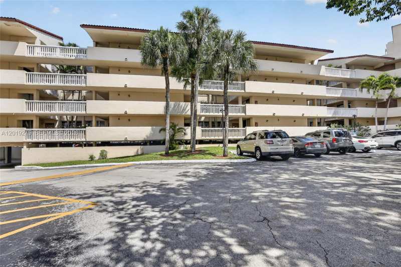 7041 Environ Blvd # 327, Lauderhill FL 33319