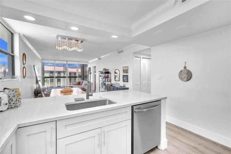 8437 Forest Hills Dr # 304, Coral Springs FL 33065