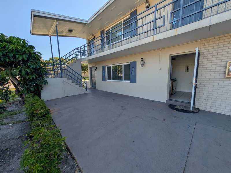 817 Lighthouse Drive Apt A, North Palm Beach FL 33410