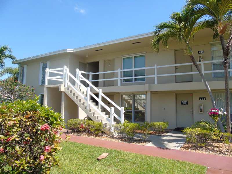 309 Circle Drive S # 204, Boynton Beach FL 33435