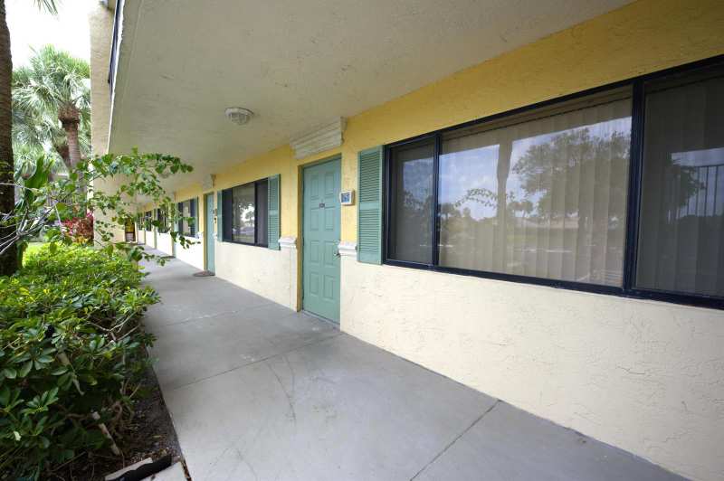 1617 Meadows Circle W, Boynton Beach FL 33436
