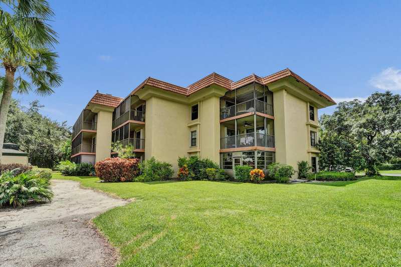200 Jacaranda Country Club Drive # 1b, Plantation FL 33324