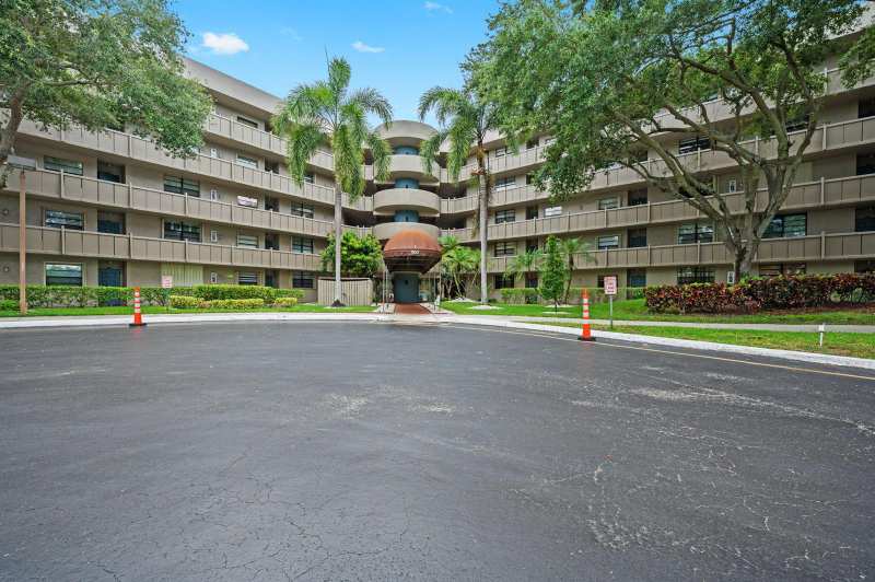 900 Colony Point Circle # 121, Pembroke Pines FL 33026