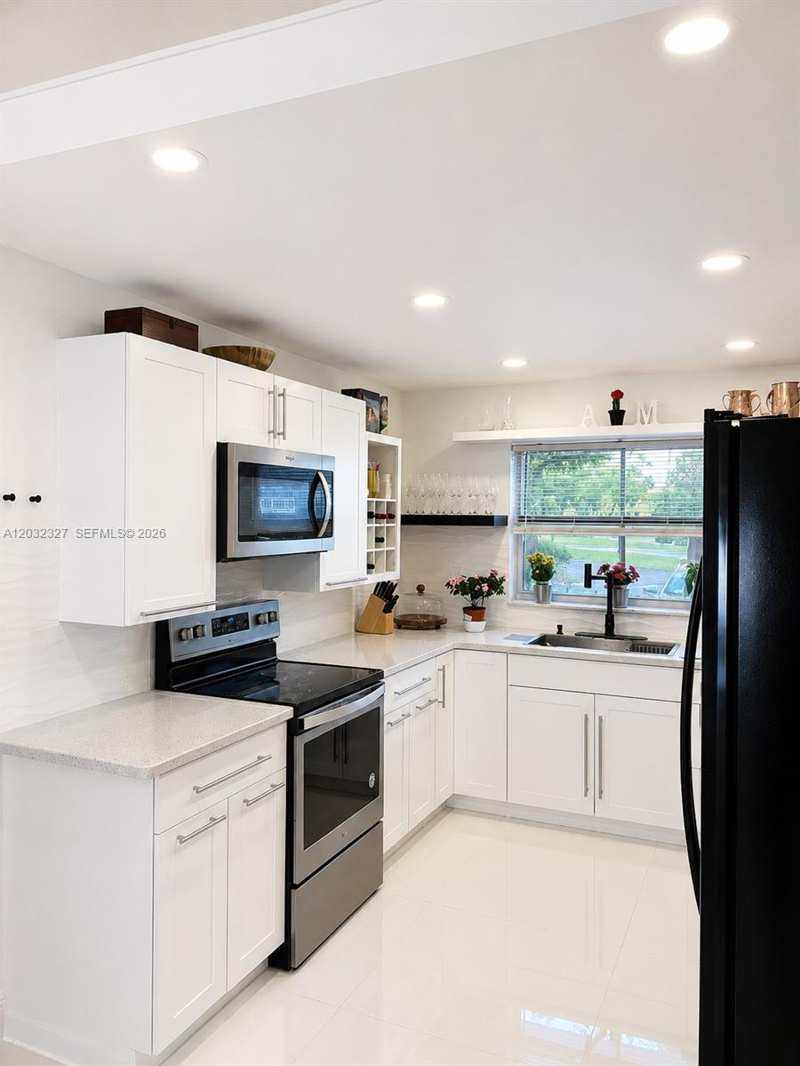 9241 Sunrise Lakes Blvd # 109, Sunrise FL 33322