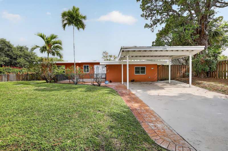 1101 E Country Club Circle, Plantation FL 33317
