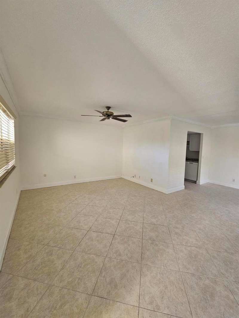 211 E Saxony Lane # 211, Delray Beach FL 33446