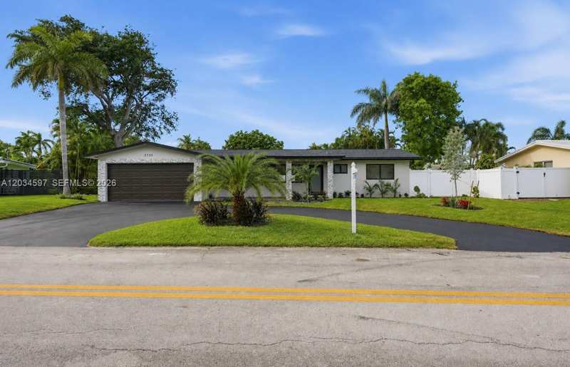 2731 NE 52nd St, Lighthouse Point FL 33064