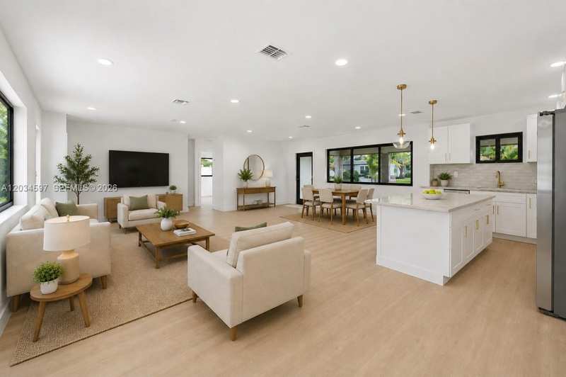 2731 NE 52nd St, Lighthouse Point FL 33064