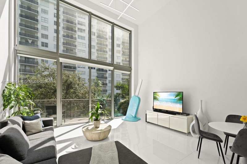 6000 Collins Ave # 517, Miami Beach FL 33140
