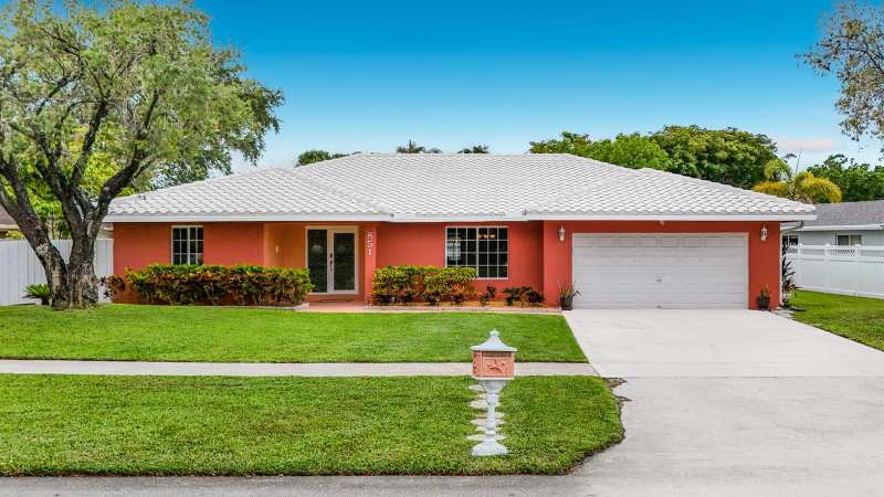851 E Plantation Circle, Plantation FL 33324