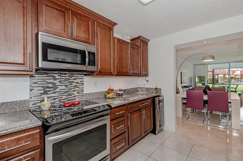 9410 N Hollybrook Lake Dr # 109, Pembroke Pines FL 33025