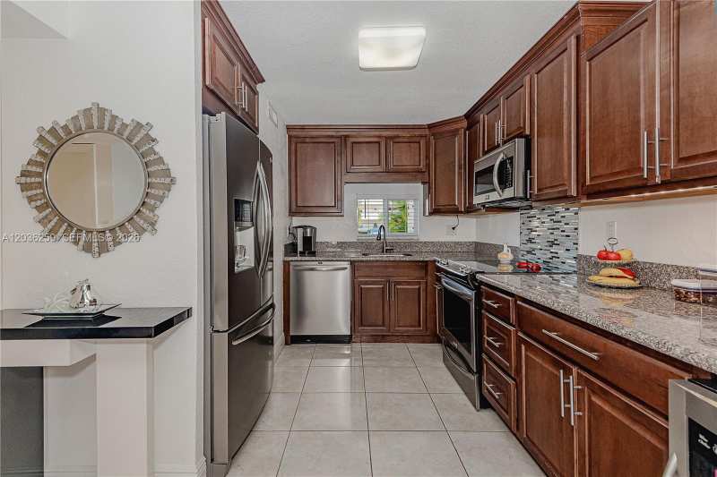 9410 N Hollybrook Lake Dr # 109, Pembroke Pines FL 33025