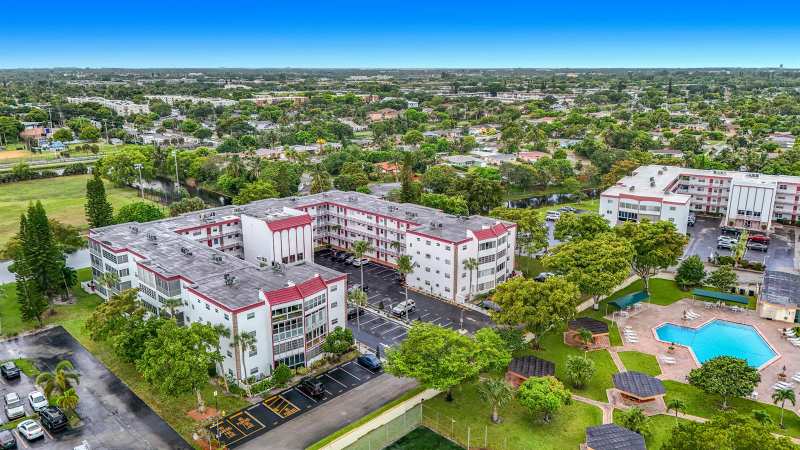 4270 NW 40th Street # 401, Lauderdale Lakes FL 33319