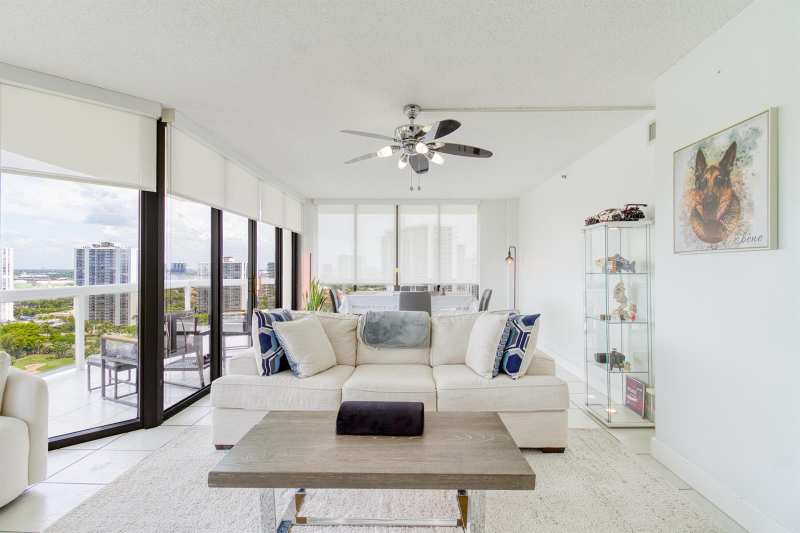 20185 E Country Club Drive # 2006, Miami FL 33180