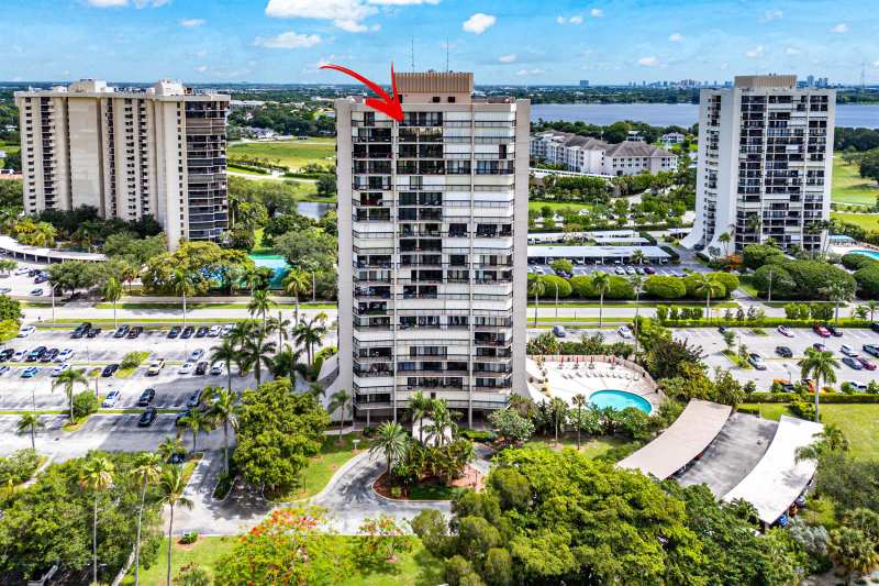 2425 Presidential Way, West Palm Beach FL 33401