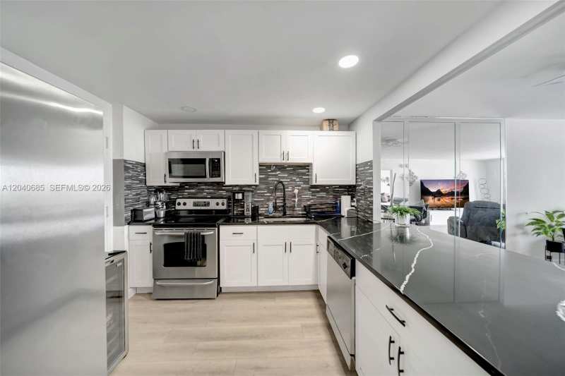 427 Golden Isles Dr # 16H, Hallandale Beach FL 33009