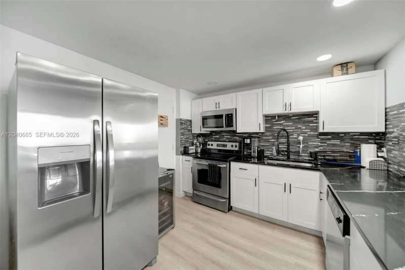 427 Golden Isles Dr # 16H, Hallandale Beach FL 33009